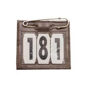 NUMERO DI PARTENZA IN PVC CON SPILLA DA BALIA MARRONE NUMERO DI PARTENZA IN PVC CON SPILLA DA BALIA MARRONE